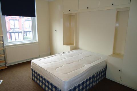 4 bedroom terraced house for sale, Cross Flatts Drive, Leeds LS11