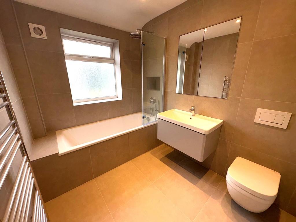 28 Howberry Road Bathroom