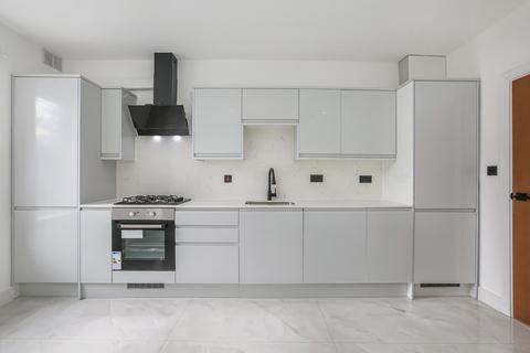 4 bedroom apartment to rent, Grosvenor Avenue, Carshalton SM5