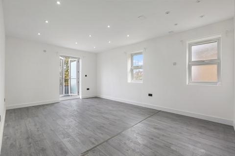 4 bedroom apartment to rent, Grosvenor Avenue, Carshalton SM5