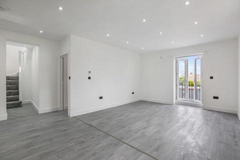 4 bedroom apartment to rent, Grosvenor Avenue, Carshalton SM5