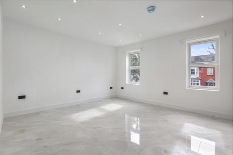 4 bedroom apartment to rent, Grosvenor Avenue, Carshalton SM5