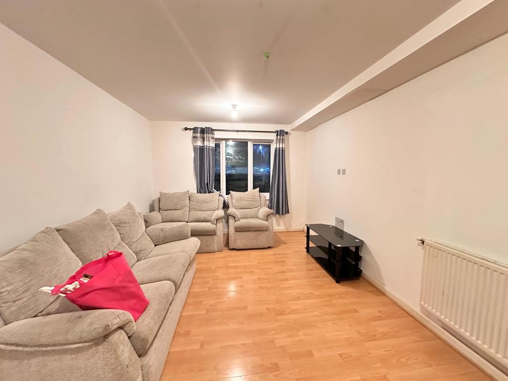 Two bedroom flat to rent in UB3