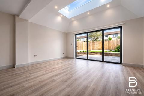 2 bedroom apartment to rent, Elmhurst Avenue, Mitcham