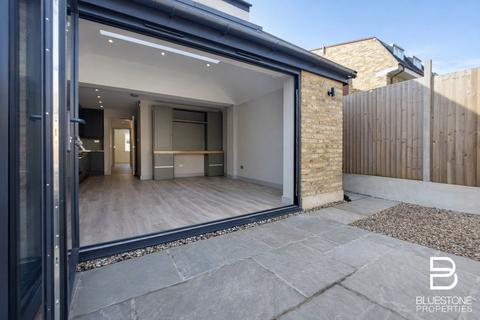 2 bedroom apartment to rent, Elmhurst Avenue, Mitcham