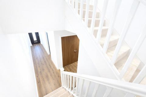 3 bedroom flat to rent, Eastbury Road, Watford