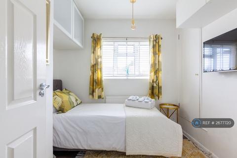 1 bedroom in a house share to rent, Canterbury Road, Feltham, TW13