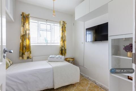 1 bedroom in a house share to rent, Canterbury Road, Feltham, TW13
