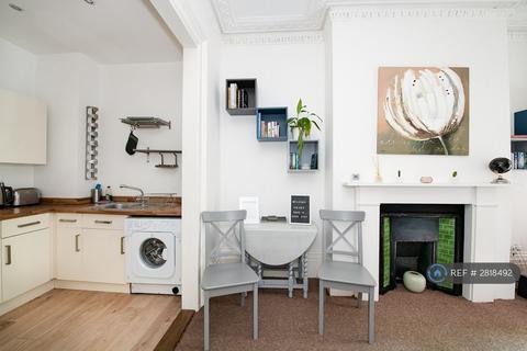 2 bedroom flat to rent, Waverley Road, Southsea, PO5