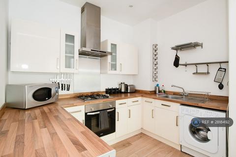 2 bedroom flat to rent, Waverley Road, Southsea, PO5