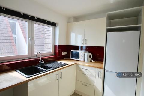 2 bedroom flat to rent, West Hill Road, St Leonards-On-Sea, TN38
