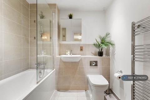 3 bedroom flat to rent, Poppy Apartments, London, E16