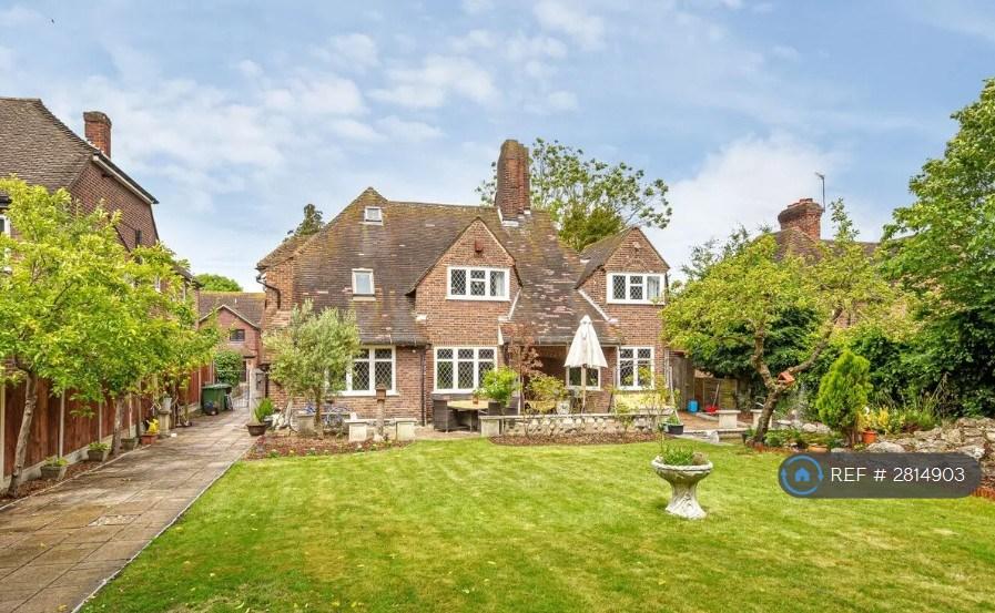 Spacious Garden With Sitting Area