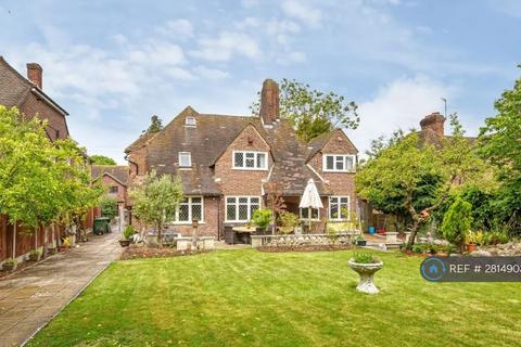4 bedroom detached house to rent, Risebridge Road, Romford, RM2