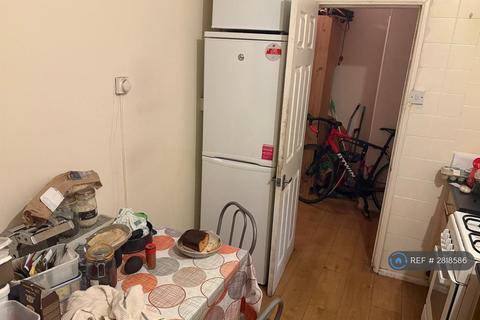 1 bedroom in a flat share to rent, Thursley House, London, SW2