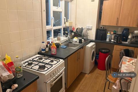 1 bedroom in a flat share to rent, Thursley House, London, SW2