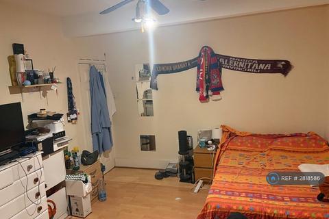 1 bedroom in a flat share to rent, Thursley House, London, SW2