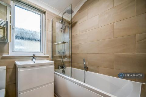 2 bedroom flat to rent, Grange Road, Leigh-On-Sea, SS9