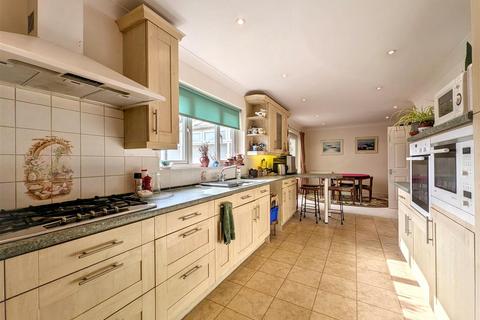 2 bedroom detached bungalow for sale, King George V Close, Ryde, PO33 3DE