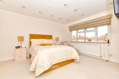 4 bedroom terraced house for sale, Loudoun Avenue, Ilford IG6