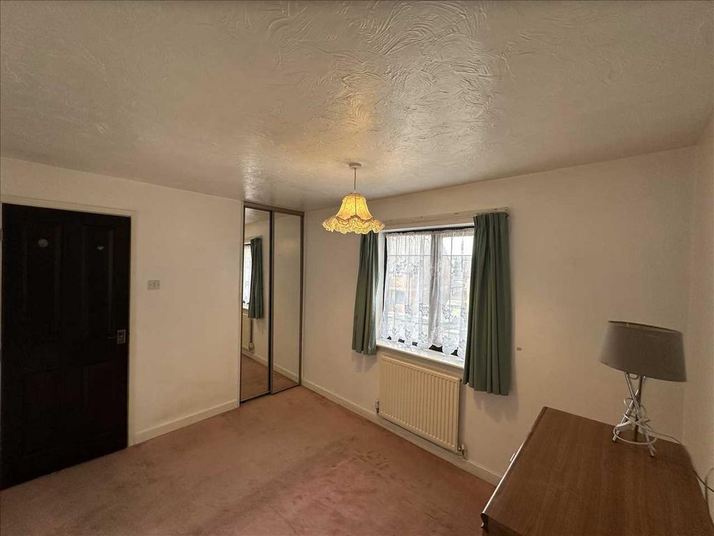 Rear bedroom 2: