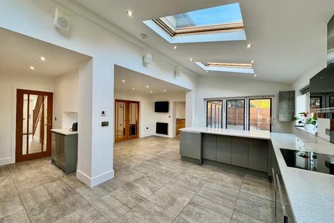 5 bedroom detached house for sale, Rogate Road, Putteridge, Luton, Bedfordshire, LU2 8HR