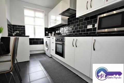 3 bedroom flat to rent, London E1