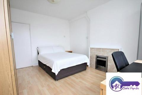 3 bedroom flat to rent, London E1
