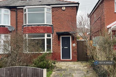 3 bedroom semi-detached house to rent, Chaucer Avenue, Manchester, M43