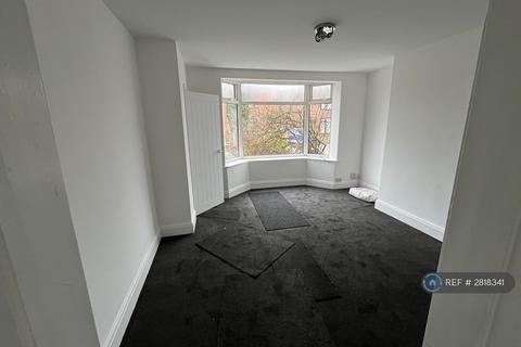 3 bedroom semi-detached house to rent, Chaucer Avenue, Manchester, M43
