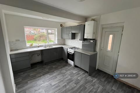 3 bedroom semi-detached house to rent, Chaucer Avenue, Manchester, M43