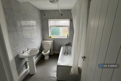 3 bedroom semi-detached house to rent, Chaucer Avenue, Manchester, M43