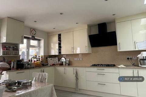3 bedroom semi-detached house to rent, Broomgrove Gardens, Edgware, HA8