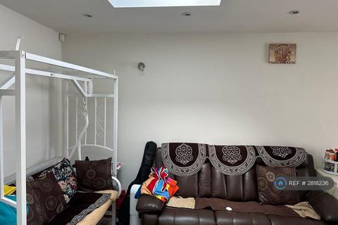 3 bedroom semi-detached house to rent, Broomgrove Gardens, Edgware, HA8