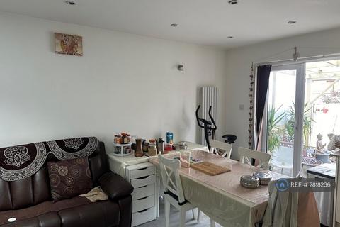 3 bedroom semi-detached house to rent, Broomgrove Gardens, Edgware, HA8