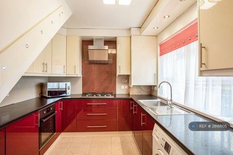 3 bedroom flat to rent, Baird Avenue, Southall, UB1