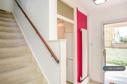 3 bedroom flat to rent, Baird Avenue, Southall, UB1