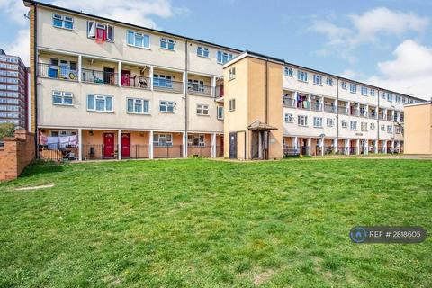 3 bedroom flat to rent, Baird Avenue, Southall, UB1
