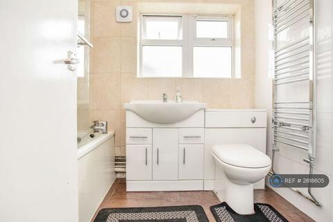 3 bedroom flat to rent, Baird Avenue, Southall, UB1