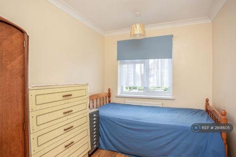3 bedroom flat to rent, Baird Avenue, Southall, UB1