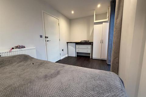Studio to rent, Hassop Road, Cricklewood, London