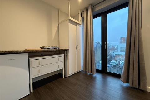 Studio to rent, Hassop Road, Cricklewood, London
