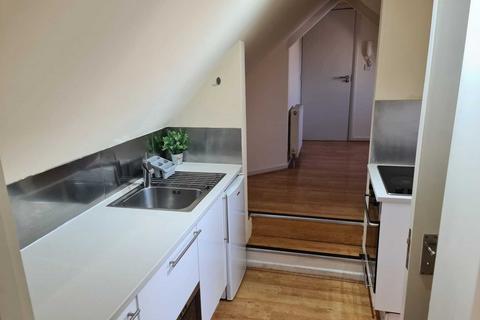 Studio to rent, Brondesbury Park
