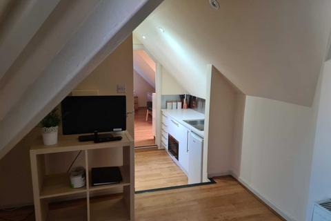 Studio to rent, Brondesbury Park
