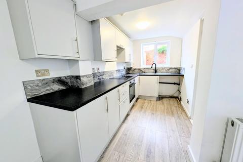 3 bedroom terraced house to rent, Florence street, Hucknall, Ng15 6eb