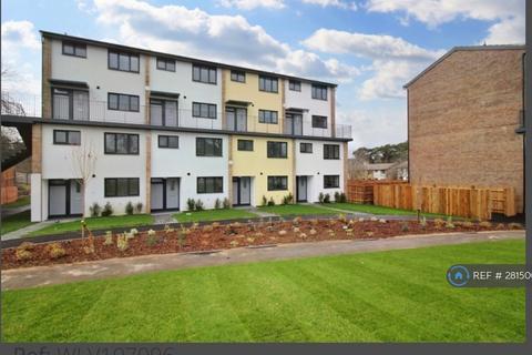 3 bedroom terraced house to rent, Essex Close, Bordon, GU35