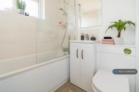 3 bedroom terraced house to rent, Essex Close, Bordon, GU35