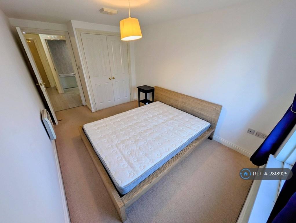 Main Room 2 (King Size &amp; Integrated Wardrobe))