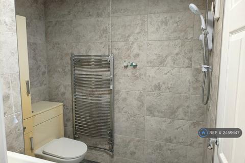 3 bedroom terraced house to rent, Devonshire Road, Laindon, SS15