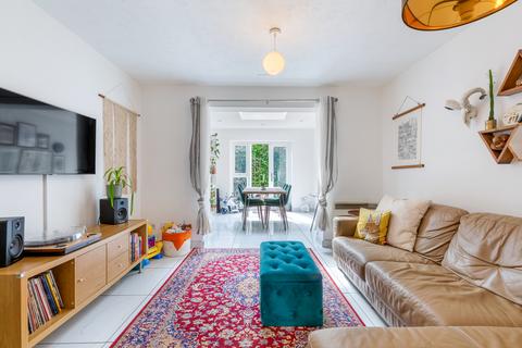 3 bedroom house to rent, Gressenhall Road, SW18